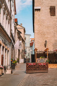 2018年6月10日。塔林, 爱沙尼亚。塔林老城, 狭窄的街道, 中世纪的建筑和小餐馆, 咖啡馆