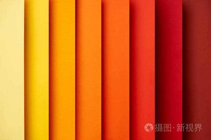 带有红色和黄色色调的垂直纸页的抽象背景