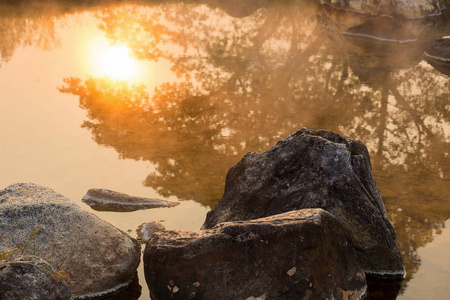 日出时在国家公园温泉中的太阳反射