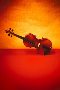 还有一张红色桌子上的小提琴的生活。极 简 主义