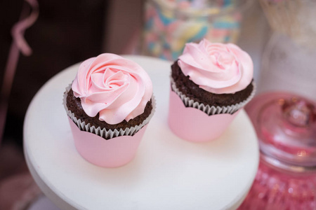 美味粉色装饰蛋糕在站立特写