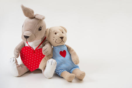 复古可爱风格玩具兔子和熊坐拥抱照片