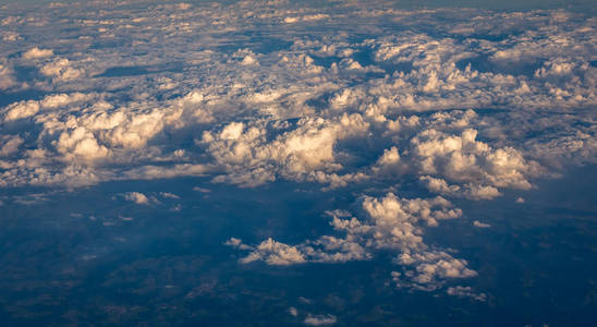 从飞机窗口看显示中欧的云彩和山