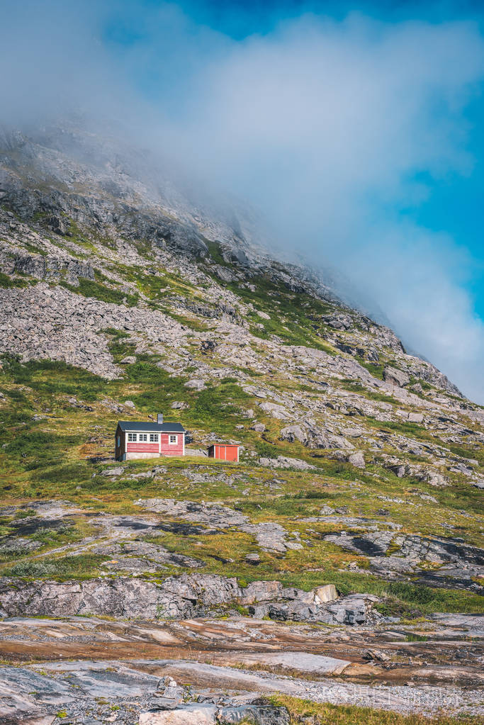 典型的斯堪的纳维亚和平小屋在山上