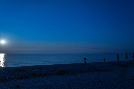 夜晚在海滩上晶莹清澈的水, 月亮倒影