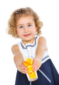 小女孩喝橙汁的肖像