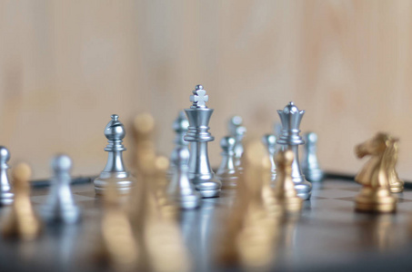 棋盘上有国际象棋。选择焦点浅景深和模糊背景。概念工作