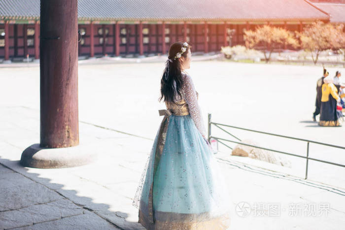 在韩国首尔的景福宫宫殿里 年轻的亚洲女性旅行者穿着韩国民族服饰或韩步行前往 照片 正版商用图片05i2ba 摄图新视界 在韩国首尔的景福宫宫殿里 年轻的亚洲女性旅行者穿着韩国民族服饰或韩步行前往 照片 正版商用图片05i2ba 摄图新视界
