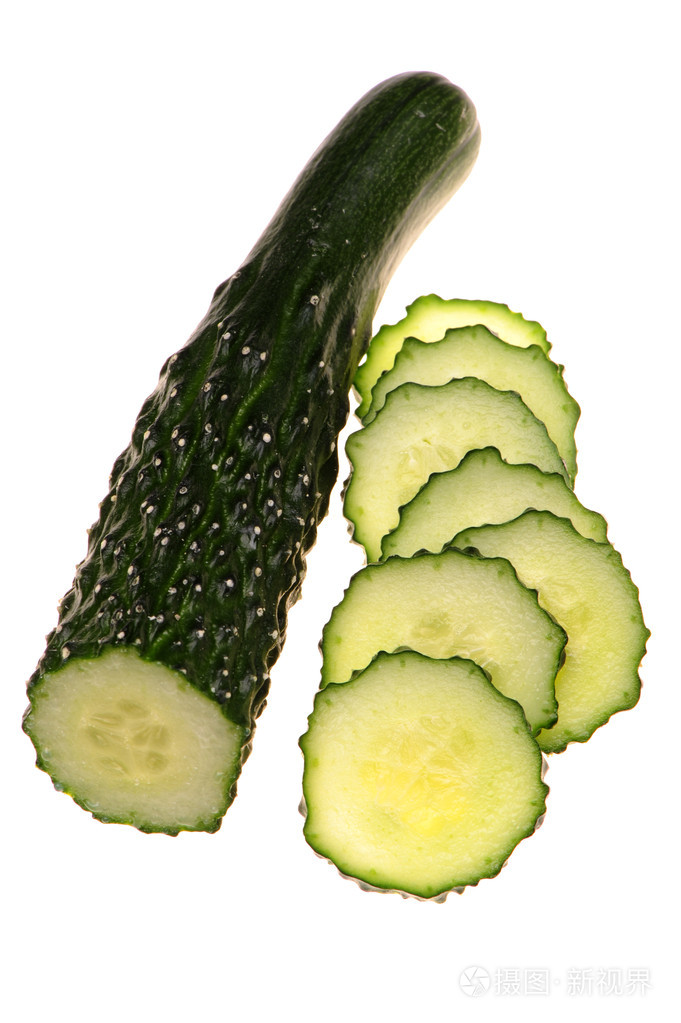 在白色背景上的绿色黄瓜