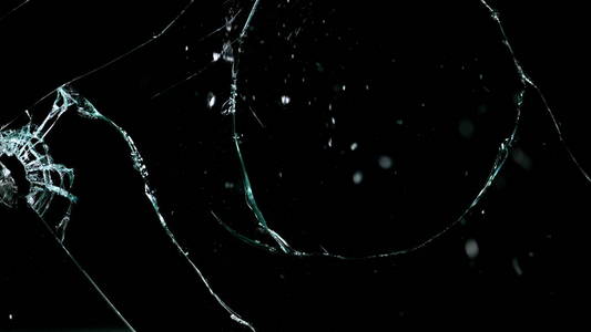 破碎和破碎的玻璃碎片在黑色隔离