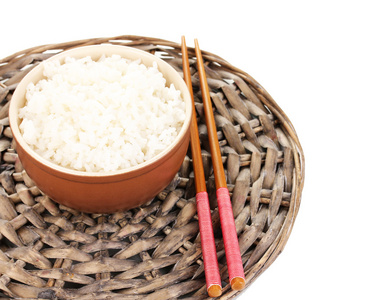 碗的米饭和筷子上白色上柳条垫 isoalted