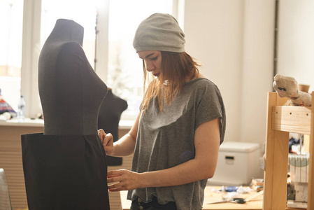 工作室的女裁缝师测量裙