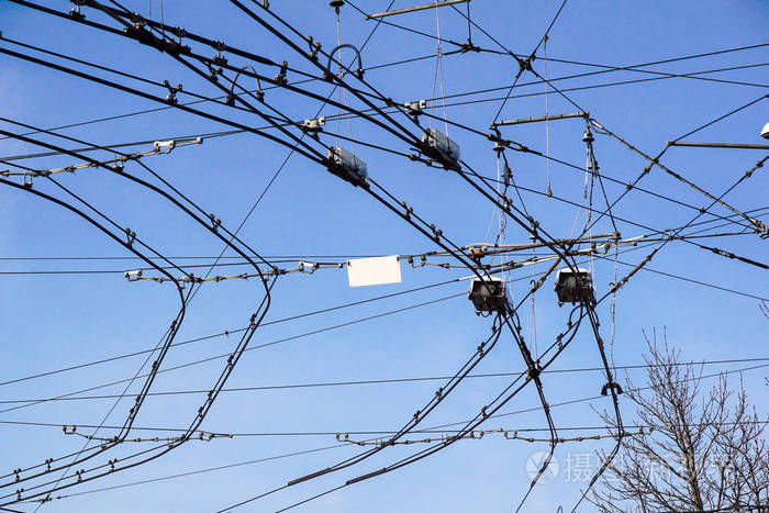 蓝天上的黑色电车线
