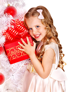 礼品盒白色圣诞节树附近的孩子