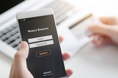 在智能手机上登录到移动银行帐户。使用移动应用程序进行付款