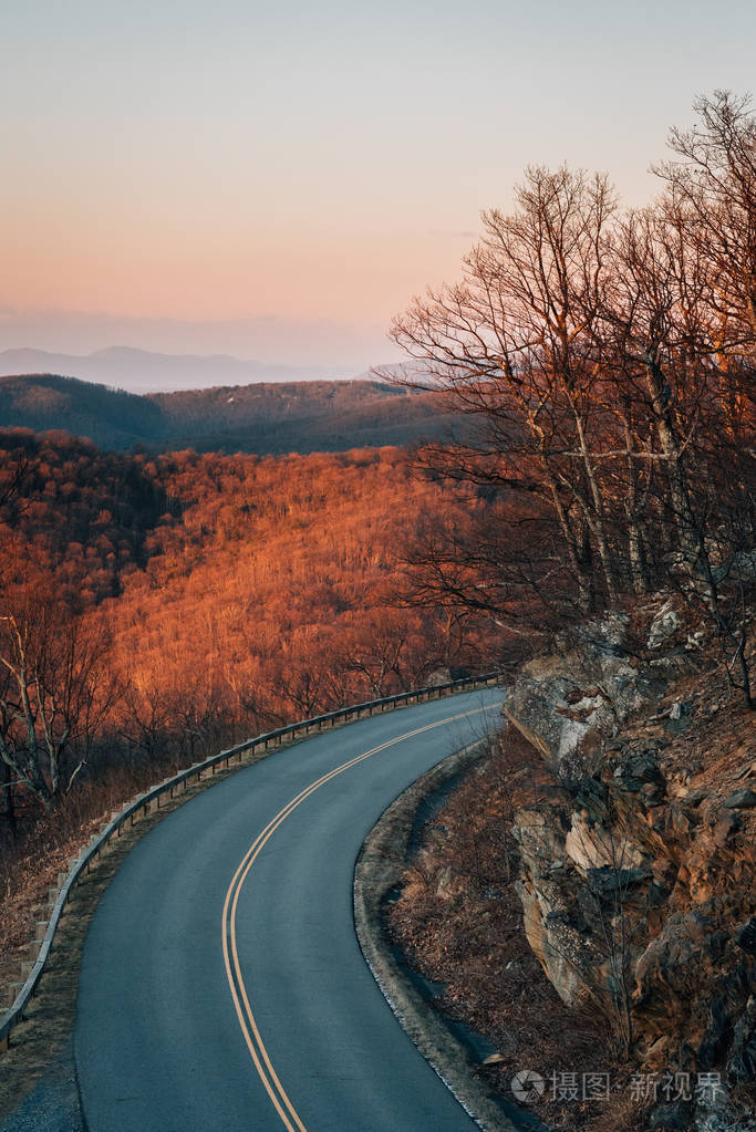 蓝色山脊大道的黄昏景色靠近阿夫顿弗吉尼亚州