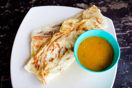 印度煎饼面包新准备的马来西亚印度 telur 煎饼和木豆早餐集在刁曼岛