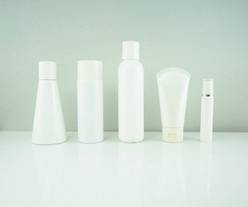 收集塑料瓶包装的奶油, 乳液, 医药, 洗发水或液体肥皂隔离。空白护肤美容产品模板