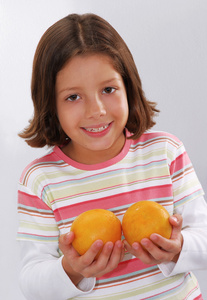 小女孩举行和吃橙