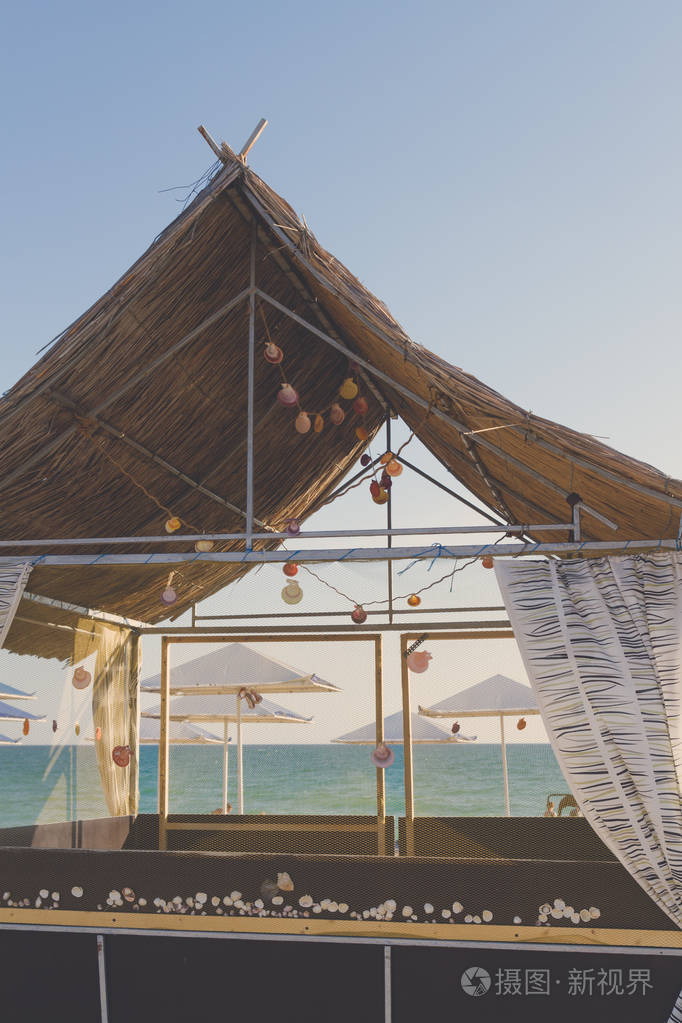 海滩上装饰有海贝壳的木制海滨小屋