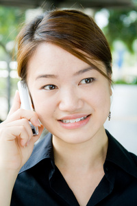 亚洲商务女人用的手机