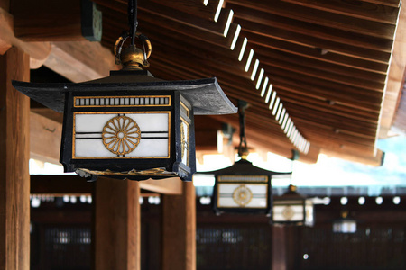 在神社的屋檐下悬挂的灯笼挂在图片