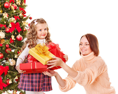 有孩子的家庭打开礼品盒圣诞节树附近