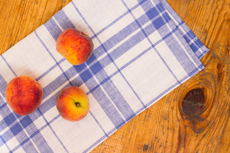 桃子上蓝色和白色的桌布