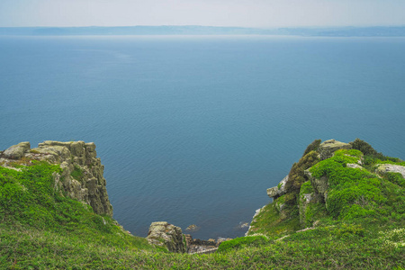 康沃尔海岸上陡峭的悬崖, 从 Marazion, 康沃尔, 英格兰的圣米歇尔山上的堡垒看到。