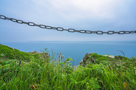 金属链阻挡进入康沃尔海岸上的危险和陡峭的悬崖在 Marazion, 康沃尔, 英国