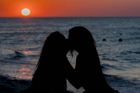 两个朋友在户外环境中享受彼此的陪伴照片