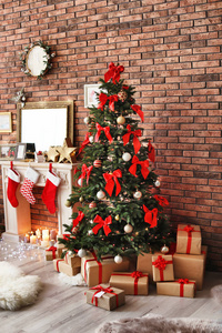 美丽的圣诞树和礼物附近装饰壁炉与丝袜室内