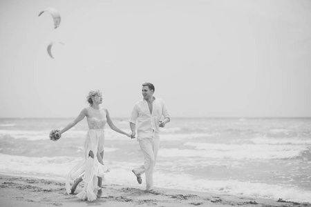 新婚夫妇在海滩上