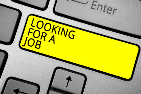 手写文字写作寻找工作。概念意思失业求职人才招聘人力资源灰色电脑键盘与黄色按钮黑颜色文本