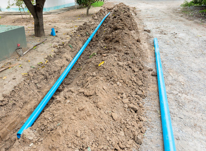 住宅小区地面水管敷设施工现场图片