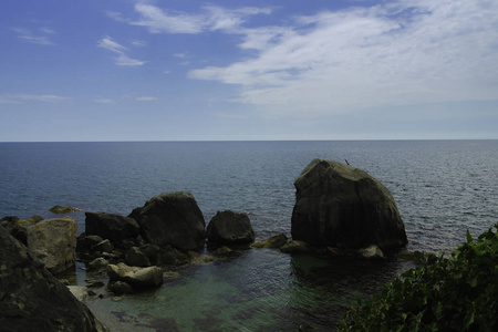 克里米亚南部海岸的海洋性质. 观察甲板。在海里生长的石头