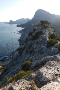 高山上覆盖着草地的沿海陡峭悬崖