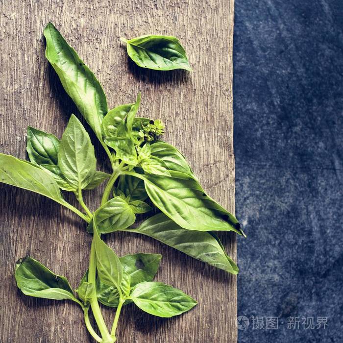 木纹上的罗勒香草香料