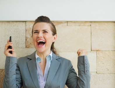 幸福企业的女人欣喜成功