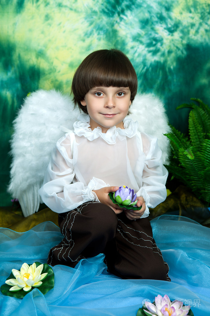 英俊的少年着天使的翅膀