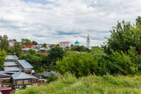 从红芒 Serpukhov 镇全景图。圣尼古拉斯的圆顶白色大教堂。莫斯科地区, 俄罗斯