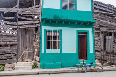 古巴马坦萨斯的各种失修的房屋