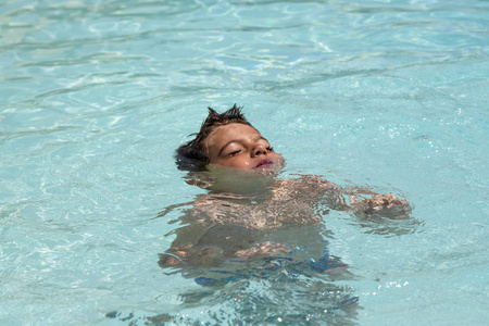 孩子独自一人游泳时淹死在室外游泳池, 求助照片