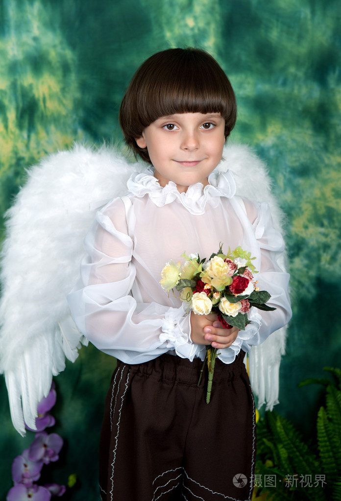 英俊的少年着天使的翅膀