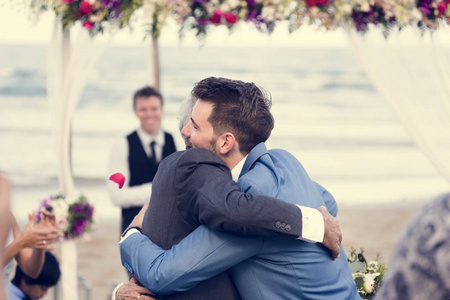 两个男人在婚礼仪式上拥抱
