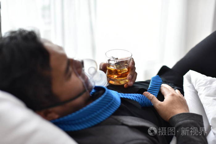 酗酒的商人直到医院病床