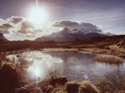 Sligachan 河和 Sgurr 南 Gillean 的山脉, 位于英国苏格兰的斯凯岛上多云的一天。