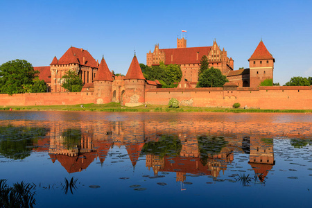 Malbork 在水中反射的日耳曼城堡