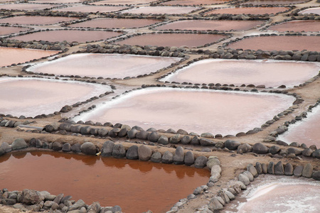 大加那利岛，盐蒸发池萨利纳斯 de Tenefe，东南部岛屿，粉红色的颜色创建的杜氏盐藻