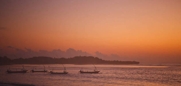 海滨日落美景